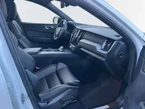 Volvo XC60 B4 Benzin Plus Dark 20'' AHK ACC Harman DAB Rückfa Bild 3