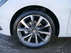 SEAT Leon Kombi FR 2.0 TDI DSG*KAMERA*AHK-SCHWENKBAR*NAVI*TE Bild 4