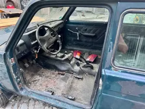 Lada Niva Set aus 1  Lada + 1/2 Lada + Ersatzteile Bild 4