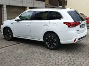 Mitsubishi Outlander Outlander Plug-In Hybrid 2.0 4WD Plus Bild 2