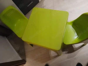 Kindertisch mit 2 passenden Kinderstühlen   guter Zustand