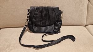 Kleine schwarze Umhängetasche mit Kettenriemen