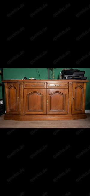 Klassisches Holz-Sideboard mit viel Stauraum