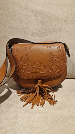 Primark Umhängetasche braun mit Blumenprägung & Quaste