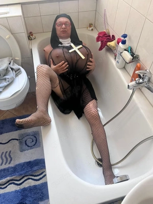 DWT mit super grose Silikon Gummy Titten für DWTs hier 