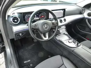 Mercedes-Benz E 200 T-Modell Niveau Navi LED El. Heckklappe Mehrzonenk Bild 5