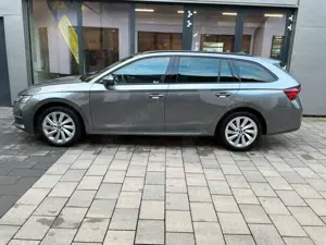 Skoda Octavia Combi 1.5 eTSI DSG Selection LED+ACC+AHK