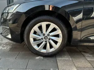 Skoda Octavia Combi 1.5 eTSI DSG Selection LED+ACC+AHK Bild 2