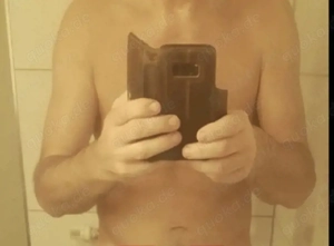 Gut bestückter Mann hilft im Garten oder Haushalt. 