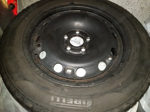 4 neue Pirelli-Winterreifen auf Felgen