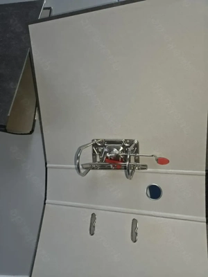 ca. 300 Ordner in sehr gutem Zustand abzugeben, Preis   0,40   Stück