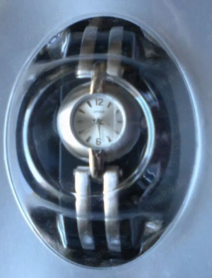 Nagelneue, unbenutzte Edelstahluhr in ungeöffnetem Originalkarton