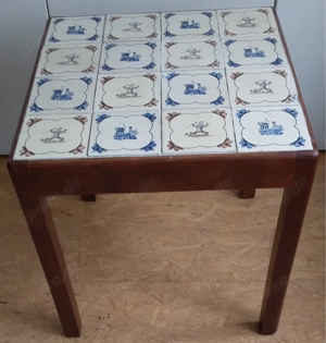 1 Beistelltisch, quadratisch, mit idyllisch-ländlichen Fliesen