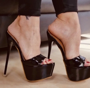 Online Herrin  sucht devote Sklaven 