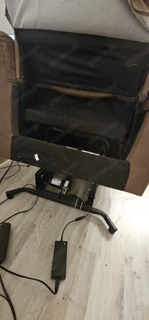 Elektronischer Sessel mit Aufstehhilfe 