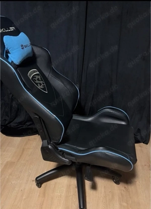 Verkaufe meinen Skiller Gaming Stuhl in schwarz mit blauen Akzenten