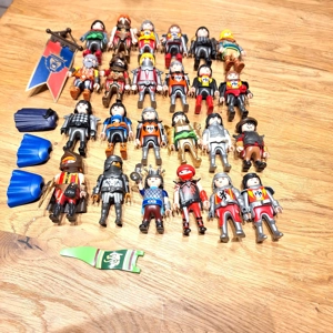 Playmobil--Figuren --Ritter--Helme--Schwerter   Siehe dazu die Fotos