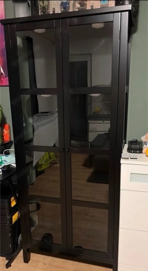 schwarze Vitrine mit beleuchtung