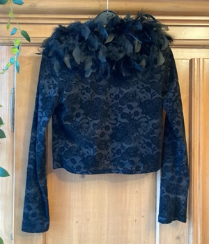 Jäckchen mit Federboa