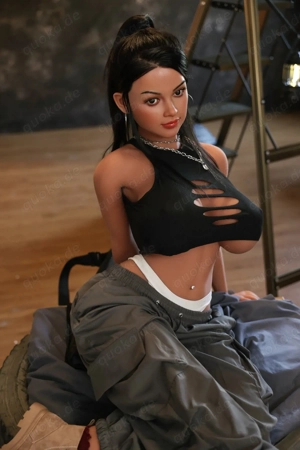 Perfekt in Form, völlig stressfrei   Lovedoll Luna sucht Sofa!