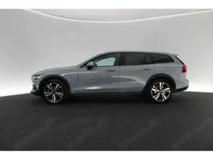 Volvo V60 Cross Country B4 Plus AWD AHK LED PANO Bild 3