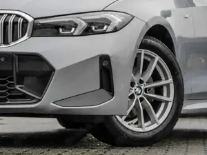 BMW 320 i M SPORT + HuD + Pano + AHK + Abstand + SHZ Bild 5