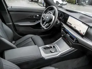 BMW 320 i M SPORT + HuD + Pano + AHK + Abstand + SHZ Bild 3