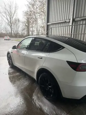 Tesla Model Y Long Range Dual Motor AWD Bild 3