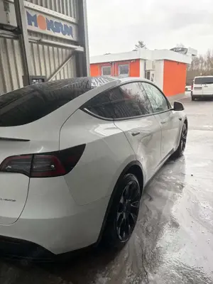 Tesla Model Y Long Range Dual Motor AWD Bild 4