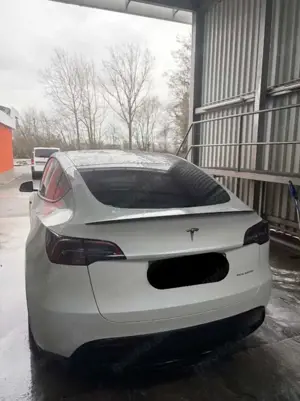 Tesla Model Y Long Range Dual Motor AWD Bild 2