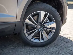 Skoda Karoq 1.5 TSI Selection PDC NAVI AHK ACC LED Bild 5