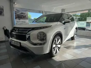 Mitsubishi Outlander 2.4 4WD Plug-In Hybrid Top