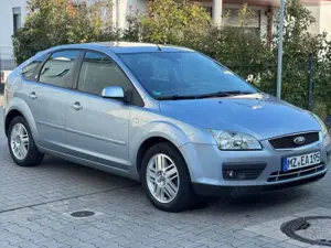 Ford Focus Focus 1.6 GHIA x VOLLAUSSTATTUNG x TÜV NEU x AHK x 1. HAND