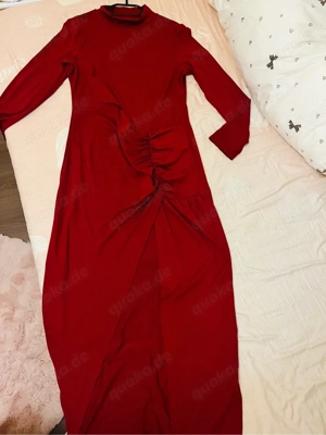 rotes kleid mit beinschlitz