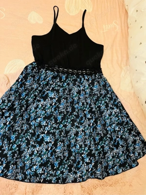 sommerkleid mit kleinen cuts 