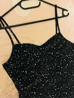 schönes kleid schräger schnitt