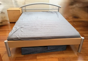 Bettgestell 140x200 cm, inkl. Lattenrost und Nachttisch