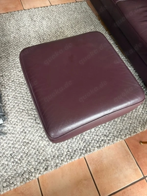 Ledersofa mit Hocker, Brombeerfarben, Füße Metall, Firma Ewald Schillig