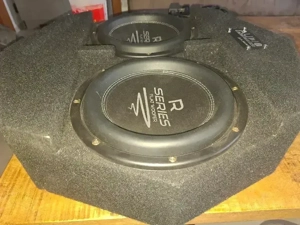Ein Subwoofer und zei Endstufen 