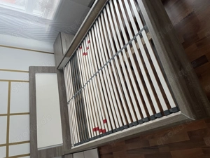 Bett 140x200cm mit Lattenrost und Nachttische 