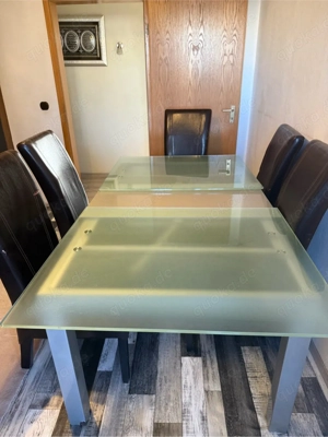 Esstisch aus glass und metall 