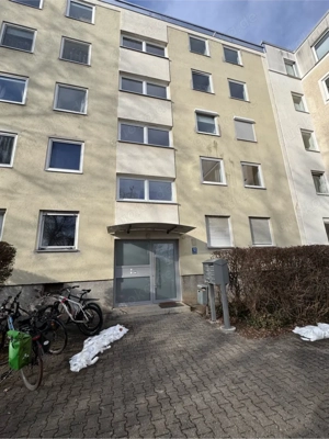 Neu renovierte 3-Zimmer-Wohnung mit Süd-Loggia in München-Freimann  Adresse: Paracelsusstraße 12