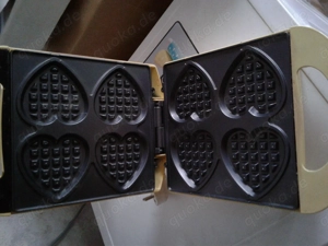 Waffeleisen zum backen von herzförmigen Waffeln am Stiel