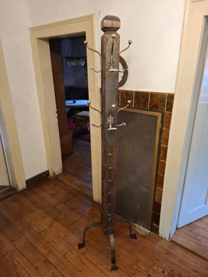 Kleiderständer im rustikalen Sitl