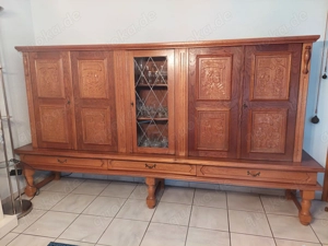 Wohnzimmerschrank, Holztüren mit Schnitzereien