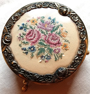  Sehr alte Schmuckschatulle Messing mit Mikrostickerei