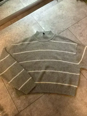 Gestreiftes grau-weißes Oberteil 