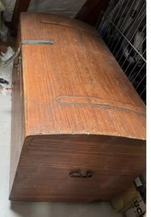 Alte Holztruhe massiv 