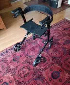 Rollator und Duschstuhl