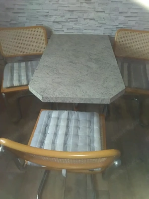 Wandtisch mit einen Metallfuss